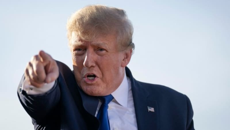 DELAWARE, OH - APRIL 23: Former U.S. President Donald Trump arrives during a rally hosted by the former president at the Delaware County Fairgrounds on April 23, 2022 in Delaware, Ohio. Last week, Trump announced his endorsement of J.D. Vance in the Ohio Republican Senate primary. Drew Angerer/Getty Images/AFP (Photo by Drew Angerer / GETTY IMAGES NORTH AMERICA / Getty Images via AFP) (Bild: 2022 Getty Images)