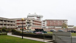 Das Spital Oberwart, ein Bauwerk im Stil des Brutalismus, wurde 1971 bis 1988/93 von den Architekten Matthias Szauer und Gottfried Fickl erbaut. Jetzt wird es abgerissen. (Bild: P. Huber)