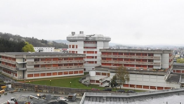 Bevor das alte Krankenhaus in Oberwart abgerissen wird, heißt es noch: Alles muss raus! (Bild: P. Huber)