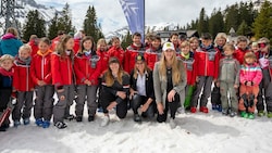 Sonja Gigler, Magdalena Egger und Nina Ortlieb genossen den Empfang durch den Ski-Club Arlberg und dessen Nachwuchs. (Bild: Lech Zürs Tourismus)