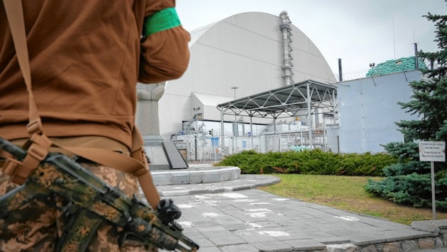 Ukrainische Soldaten patrouillieren nun rund um die Atomanlage von Tschernobyl. (Bild: The Associated Press)