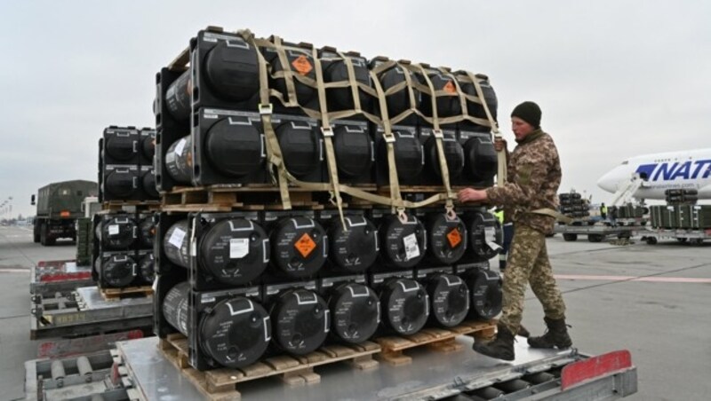 Diese US-Panzerabwehrraketen des Typs FGM-148 Javelin kamen bereits im Februar in der Ukraine an. (Bild: AFP )