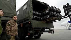 Ukrainische Soldaten beladen einen Lkw mit tragbaren Panzerabwehrraketen, die von den USA zur Verfügung gestellt wurden. (Bild: AFP)