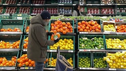 Die Inflation verringert die Kaufkraft der Menschen - die schauen beim Einkauf dann noch genauer auf den Preis. (Bild: AFP/Daniel LEAL)