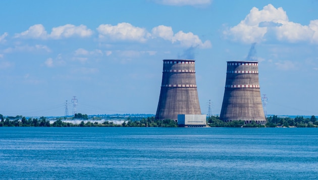 Ein Kernkraftwerk ist keine CO2-freie Quelle, verursacht im Betrieb selbst aber wenige Emissionen (auf dem Bild: Atomkraftwerk Saporischschja). (Bild: stock.adobe.com/Ihor Bondarenko)