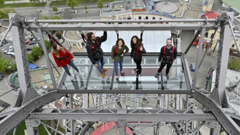 Panorama-Plattform mit Glasboden am Wiener Riesenrad (Bild: APA/HANS PUNZ)