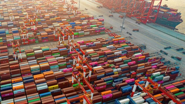 Containerstau am Hafen von Shanghai. (Bild: Lu Hongjie / dpa Picture Alliance / picturedesk.com)