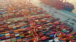 Containerstau am Hafen von Shanghai. (Bild: Lu Hongjie / dpa Picture Alliance / picturedesk.com)