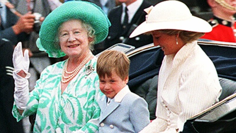 Prinz William sitzt 1987 zwischen seiner Urgroßmutter Queen Mum und seiner Mutter Diana in der Kutsche. (Bild: GILL ALLEN / AP / picturedesk.com)