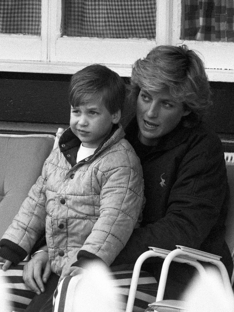 Prinzessin Diana mit ihrem vierjährigen Sohn Prinz William am Schoß bei einem Polospiel von Prinz Charles auf Smith‘s Lawn. (Bild: PA / picturedesk.com)