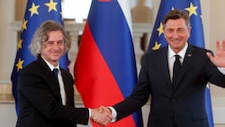 von links: Wahlsieger Robert Golob und Staatspräsident Borut Pahor (Bild: AP)