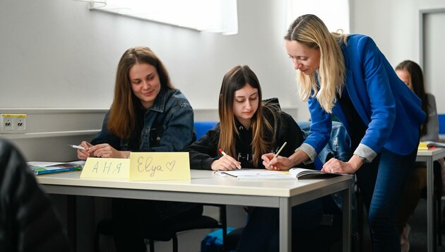 „Hallo Oberösterreich“-Kurs in Freistadt: Referentin Maria gibt Anja und Elya Hilfestellung. (Bild: Alexander Schwarzl)