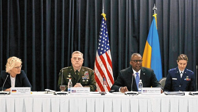 Verteidigungsminister-Treffen in Ramstein: Christine Lambrecht (Deutschland, links), Llyod Austin (USA, Mitte) und Oleksij Resnikow (Ukraine, rechts) (Bild: EPA)