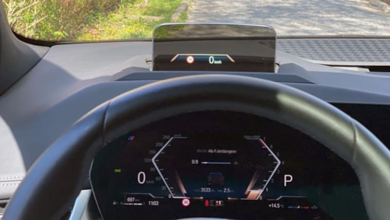 Das optionale Head-up-Display ist eine Plastikscheibe. (Bild: Stephan Schätzl)