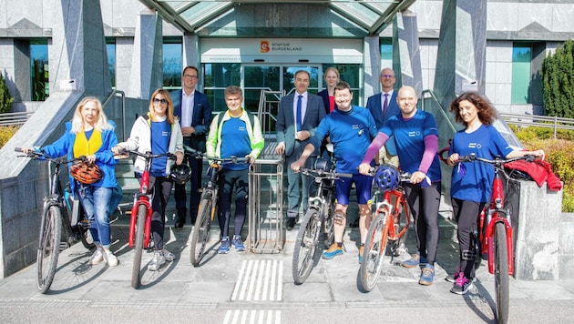 EU-Botschafter Selmayr (4. v. re.) und Generaldirektor Nava (4. v. li.) per Rad auf Erkundungstour. (Bild: Büro LR Schneemann)