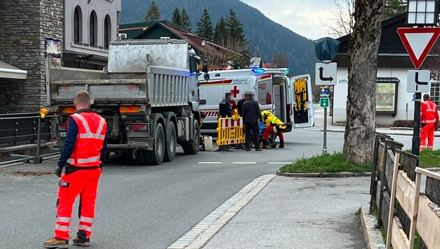 Die Frau wurde am Unfallort erstversorgt und anschließend in die Innsbrucker Klinik geflogen. (Bild: zeitungsfoto.at)