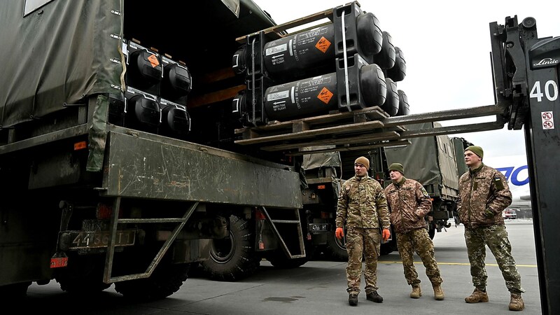 Waffenlieferung an die Ukraine (Archivbild) (Bild: APA/AFP/Sergei SUPINSKY)