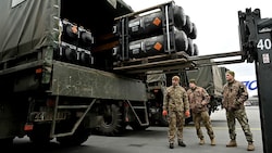 Eine Waffenlieferung an die Ukraine (Archivbild) (Bild: APA/AFP/Sergei SUPINSKY)