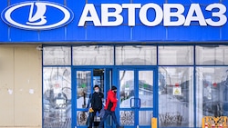 Diese Arbeiter im Avtovaz-Werk in im russischen Toljatti werden künftig nicht mehr für Renault tätig sein. (Bild: APA/AFP/Yuri KADOBNOV)