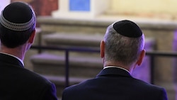 Juden in einer Synagoge (Bild: P. Huber)