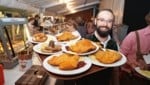 Alrededor de 100 camareros están de servicio en el Gauder Fest de este año, sirviendo las delicias a las mesas de la carpa.  (Imagen: Metzgerwirt)