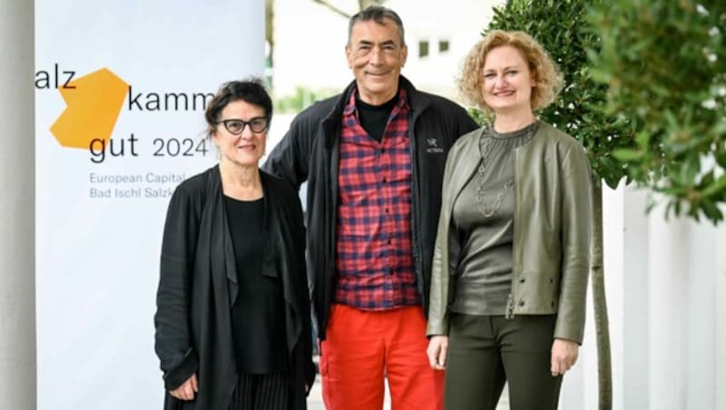 Kulturhauptstadt Bad Ischl, am Bild: v.l.: Künstlerische Geschäftsführerin Elisabeth Schweeger, Hubert von Goisern und Manuela Reichert (Kaufmännische Geschäftsführerin) (Bild: Markus Wenzel)