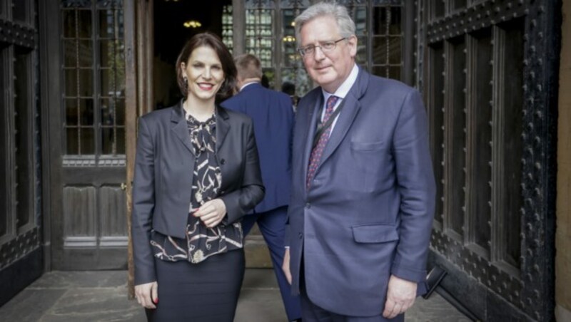 Europaministerin Karoline Edtstadler (ÖVP) traf am MIttwoch mit Charles Hay zu einem Gespräch in London zusammen. (Bild: APA/BKA/HANS HOFER)