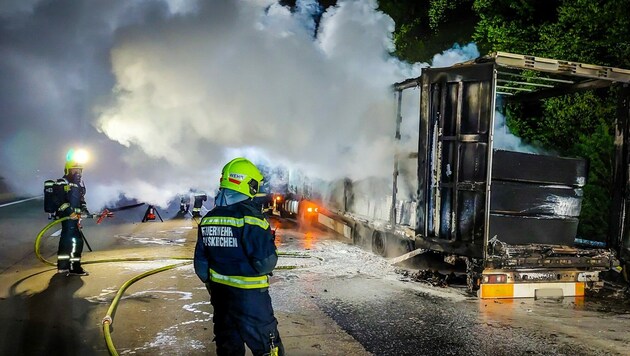 Die Feuerwehren Mooskirchen und Lieboch wurden zu einem Lkw-Brand auf die A2 alarmiert. 77 Mann waren im Einsatz. (Bild: FF Mooskirchen)