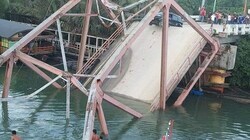Die Clarin-Brücke brach am Mittwoch in sich zusammen. Mindestens vier Menschen, unter ihnen der 30-jährige Österreicher, kamen ums Leben. (Bild: Bohol Police Provincial Office)