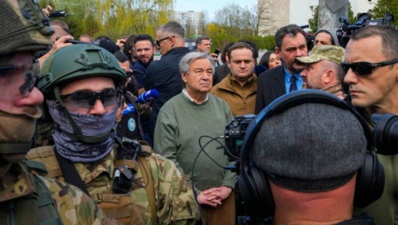 Guterres bei seinem Besuch in Kiew (Bild: AP)