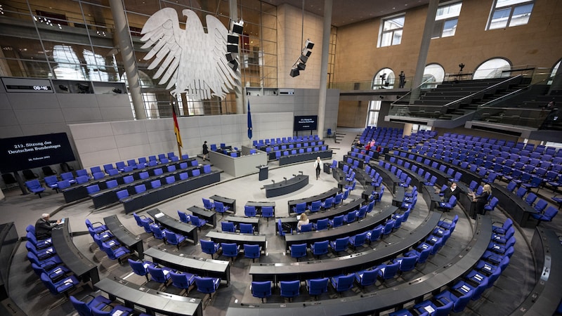 The CDU/CSU and SPD want to play it safe and are therefore putting the financial package and the relaxation of the debt rules to a vote in the old Bundestag. (Bild: APA/dpa/Fabian Sommer)