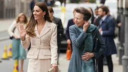 Herzogin Kate absolvierte den ersten gemeinsamen Auftritt mit Prinzessin Anne - und sah dabei einfach zauberhaft aus. (Bild: AP)