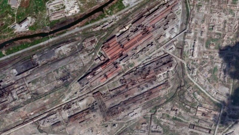 Ein Satellitenbild zeigt die Schäden am Stahlwerk Azovstal in Mariupol. (Bild: AP)