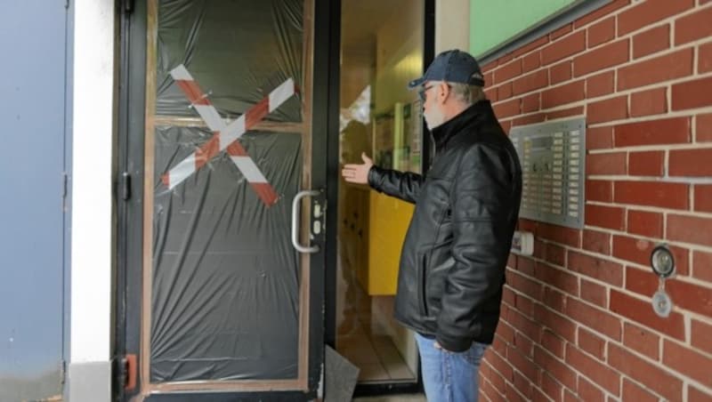 Erst kürzlich, so einer der Anrainer, wurde die Tür eines Stiegenaufgangs eingetreten, vor wenigen Tagen die Scheibe einer Apotheke. (Bild: Gerhard Bartel)