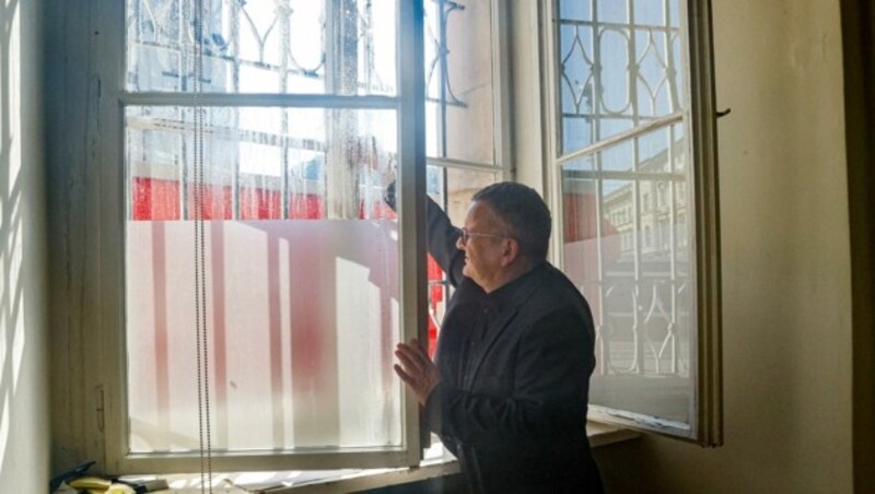 Durch die Nässe angelaufene Fenster, zeigt Karl Schupfer (Bild: Tschepp Markus)