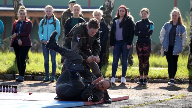 Die Militärpolizei zeigte verschiedene Kampftechniken (Bild: Tröster Andreas)