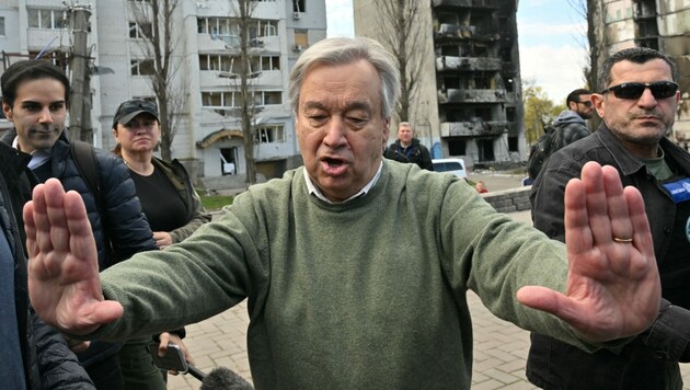 UNO-Generalsekretär António Guterresbei einem Besuch in der schwer getroffenen Stadt Boroodjanka (Bild: AFP)