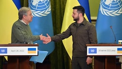 Der ukrainische Präsident Wolodymyr Selenskyj und der UN-Generalsekretär Antonio Guterres (Bild: AFP)