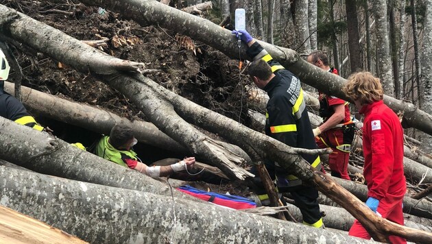 Der bosnische Arbeiter wurde unter einer massiven Baumwurzel eingeklemmt. (Bild: Bergrettung Bad Eisenkappel)