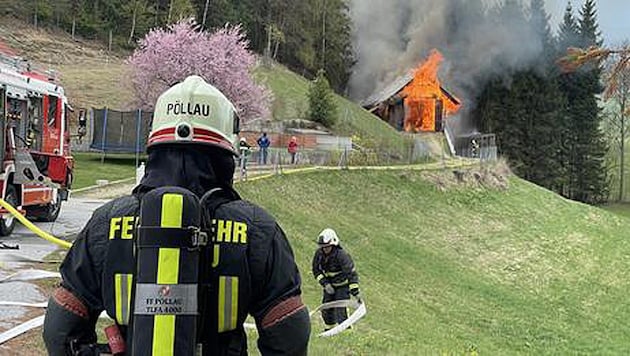 Das Wirtschaftsgebäude brannte. (Bild: FF Pöllau)