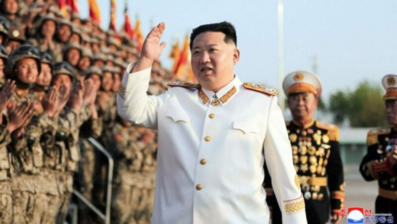 Nordkoreas Präsident Kim Jong Un bei einer Militärparade (Bild: AFP/KCNA via KNS)