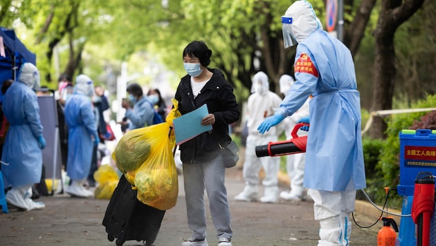 Für diese Frau endet die Quarantäne. (Bild: AP)