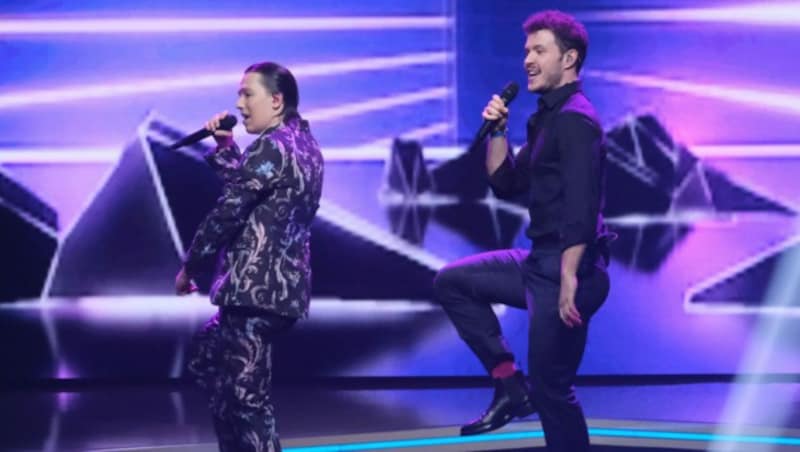 Stefan Eigner und Martin Furtlehner stehen mit „Classic“ von MKTO auf der „Starmania“-Bühne. (Bild: ORF)