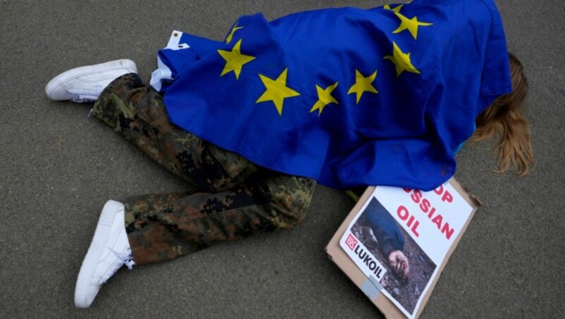 Proteste vor dem EU-Sitz in Brüssel gegen weitere Ölimporte aus Russland. (Bild: AP)