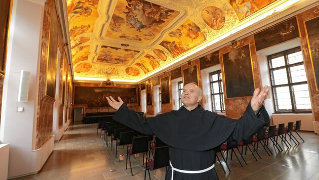 Guardian Pater Petru Farcas freut sich über den renovierten Minoritensaal (Bild: Christian Jauschowetz)