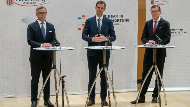 Finanzminister Magnus Brunner (ÖVP), Landeshauptmann Markus Wallner (ÖVP) und der Wiener Finanzstadtrat Peter Hanke (SPÖ) (Bild: DIETMAR STIPLOVSEK / APA / picturedesk.com)
