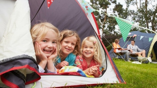 Kinderlachen und Entspannung vom Alltag können am Campingplatz bestens verbunden werden, in NÖ sogar noch sehr kostengünstig. (Bild: Monkey Business Images)
