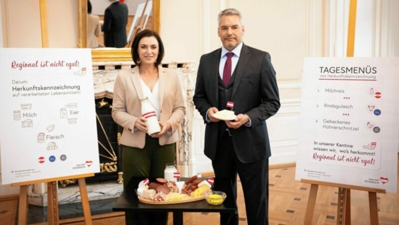 Landwirtschaftsministerin Elisabeth Köstinger und Kanzler Karl Nehammer „servieren“ den Österreichern künftig Heimisches bzw. erleichtern die gezielte Wahl der Lebensmittel. (Bild: Paul Gruber)