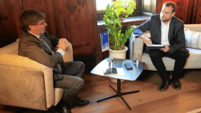 Carles Puigdemont (li.) im Interview mit „Krone“-Redakteur Manuel Schwaiger. (Bild: Christof Birbaumer / Kronenzeitung)