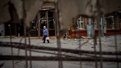 Die Kampfhandlungen lassen weite Teile der Ukraine in Schutt und Asche zurück - doch nicht alle Einwohner sehen ein Problem in Russlands Angriffen. (Bild: AP/Emilio Morenatti)